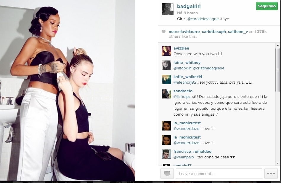 1.jan.2014 - Rihanna faz coque no cabelo da atriz Cara Delevingne. Elas passaram o Réveillon juntas em Nova York, nos EUA