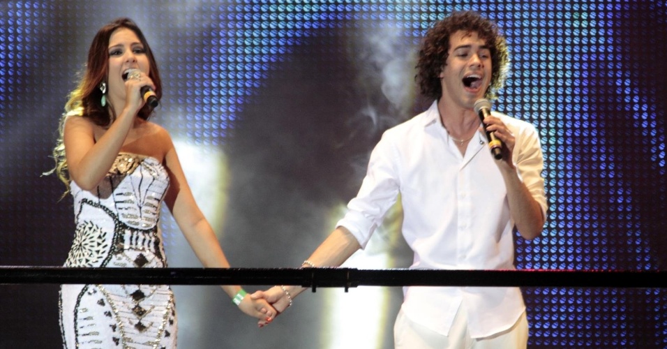 31.dez.2013 - Ex-participantes do programa "The Voice", Sam Alves e Marcela Bueno se apresentaram no réveillon da Avenida Paulista, São Paulo