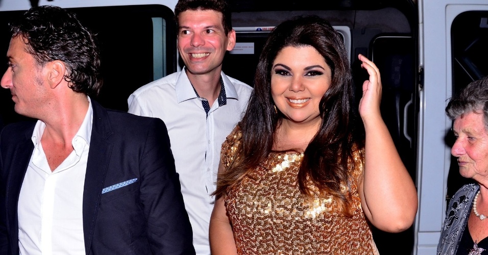 31.dez.2013 - Fabiana Karla curtiu festa de réveillon em um hotel na zona sul do Rio