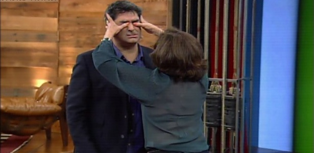 2.jan.2013 - Betty Faria acerta golpe de Krav Maga em Zeca Camargo no "Vídeo Show" - Reprodução/TV Globo
