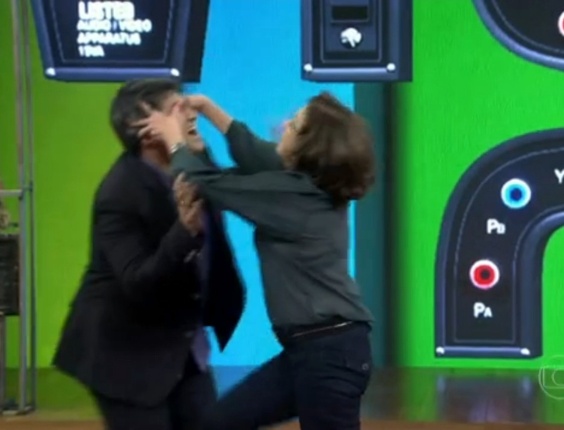 2.jan.2013 - Betty Faria acerta golpe de Krav Maga em Zeca Camargo no "Vídeo Show"