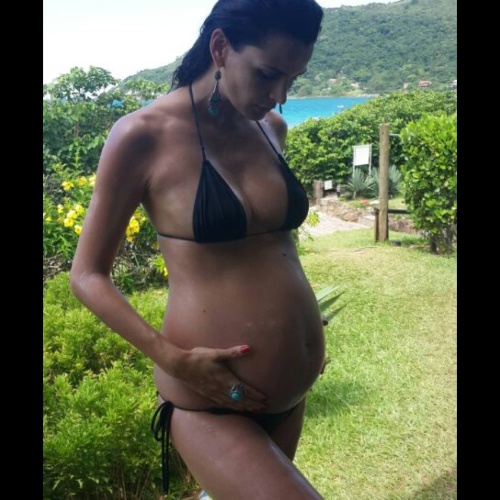 2.jan.2014 - De biquíni, Fernanda Motta exibiu a barriga de gravidez. A modelo está grávida de uma menina, a primeira do relacionamento com o empresário Roger Rodrigues