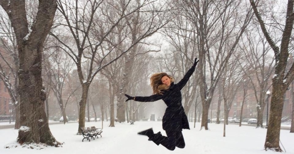 2.jan.2014 - Gisele Bundchen compartilhou com seus seguidores do Facebook uma foto onde aparece se divertindo e "congelando" na neve. "Estou voando", escreveu ela
