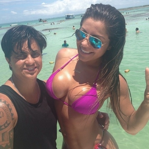 2.jan.2014 - Thammy Miranda e a namorada, a modelo Andressa Ferreira, curtiram praia juntas em Alagoas