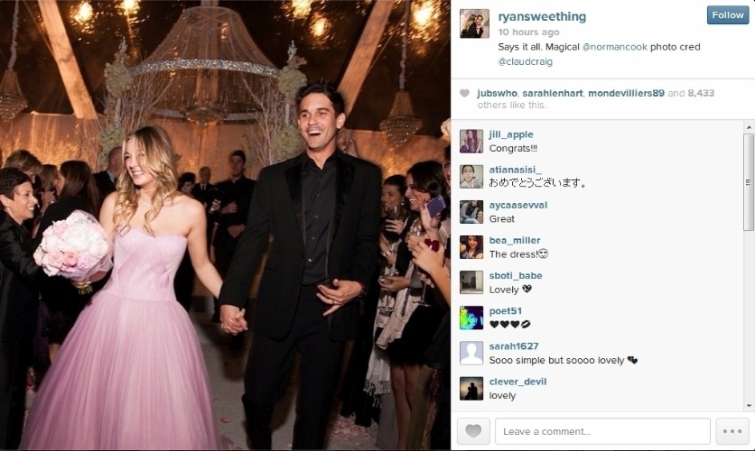 31.dez.2013 - A atriz Kaley Cuoco e o tenista Ryan Sweeting sorriem após a cerimônia de casamento
