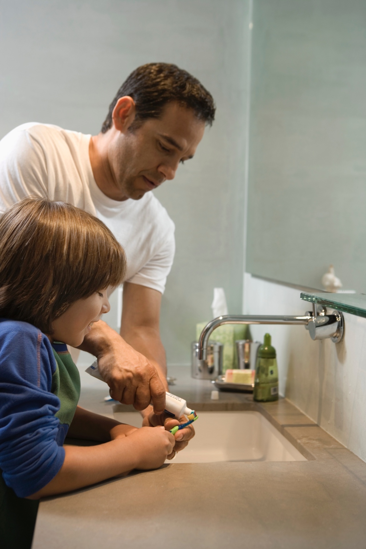 COMO DEVE SER FEITA A ESVOCAÇÃO? As crianças devem ser sempre supervisionadas durante a escovação ou, se forem muito pequenas ou ainda não tiverem coordenação e paciência para escovar com cuidado, os pais precisam assumir a tarefa. A escova deve ser pequena, ter cerdas macias e usada suavemente em movimentos circulares. Depois das refeições principais (café da manhã, almoço e jantar), é importantíssimo que a escovação seja feita - Getty Images