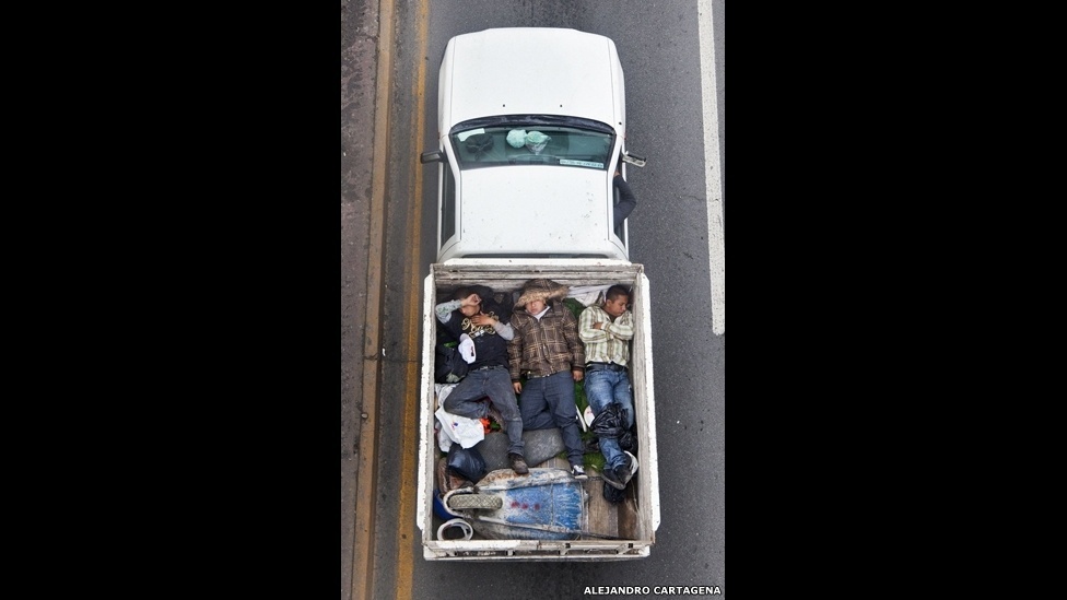 O projeto "Car Poolers" mostra trabalhadores dividindo caronas em caminhonetes, para ir para um bairro rico da Cidade do México. O fotógrafo Alejandro Cartagena iniciou o projeto para mostrar o impacto das periferias na paisagem e no comportamento dos moradores - Alejandro Cartagena/"The Car Poolers"