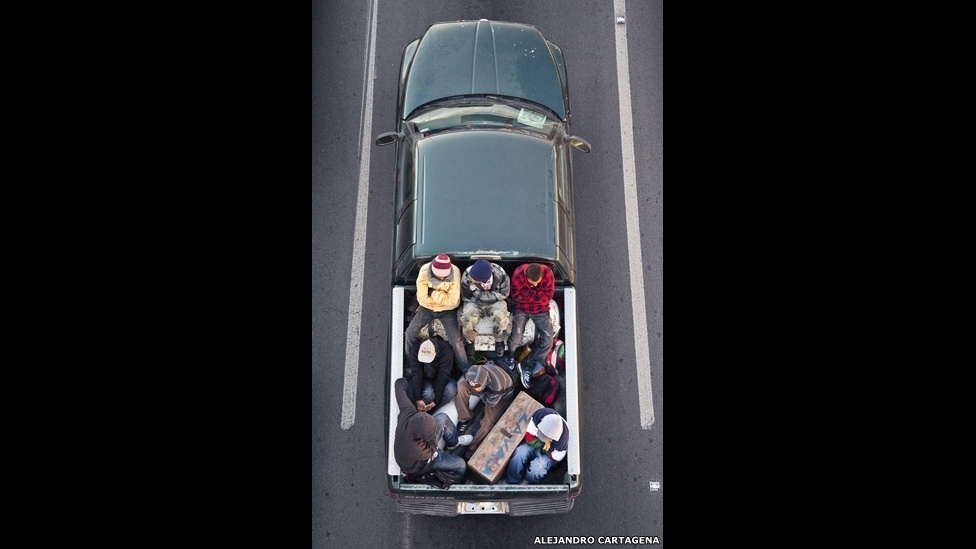 O projeto "Car Poolers" mostra trabalhadores dividindo caronas em caminhonetes, para ir para um bairro rico da Cidade do México. O fotógrafo Alejandro Cartagena iniciou o projeto para mostrar o impacto das periferias na paisagem e no comportamento dos moradores - Alejandro Cartagena/"The Car Poolers"
