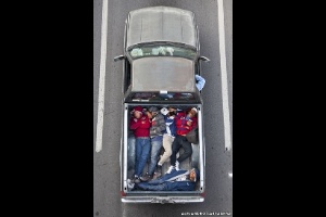 O projeto "Car Poolers" mostra trabalhadores dividindo caronas em caminhonetes, para ir para um bairro rico da Cidade do México. O fotógrafo Alejandro Cartagena iniciou o projeto para mostrar o impacto das periferias na paisagem e no comportamento dos moradores - Alejandro Cartagena/"The Car Poolers"