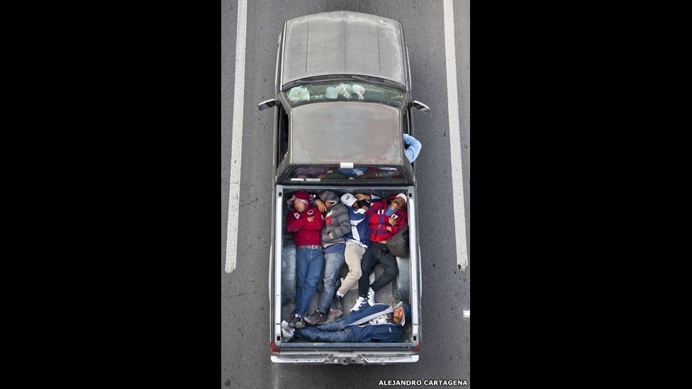 O projeto "Car Poolers" mostra trabalhadores dividindo caronas em caminhonetes, para ir para um bairro rico da Cidade do México. O fotógrafo Alejandro Cartagena iniciou o projeto para mostrar o impacto das periferias na paisagem e no comportamento dos moradores - Alejandro Cartagena/"The Car Poolers"