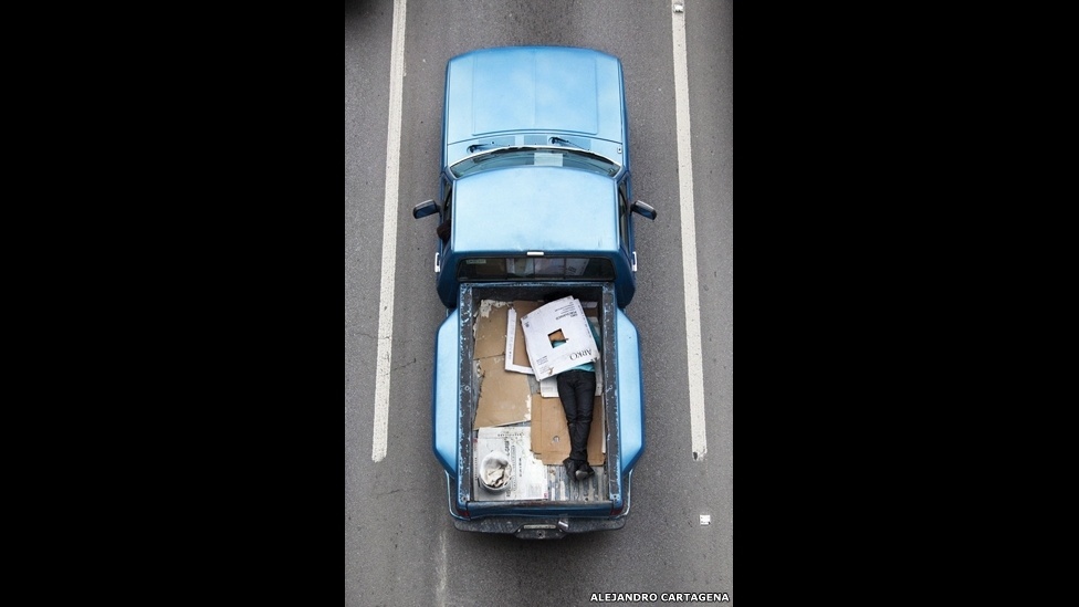 O projeto "Car Poolers" mostra trabalhadores dividindo caronas em caminhonetes, para ir para um bairro rico da Cidade do México. O fotógrafo Alejandro Cartagena iniciou o projeto para mostrar o impacto das periferias na paisagem e no comportamento dos moradores - Alejandro Cartagena/"The Car Poolers"
