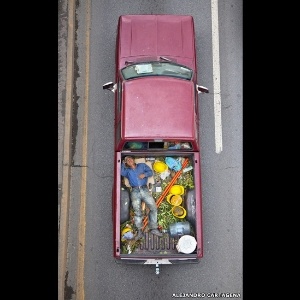 O projeto "Car Poolers" mostra trabalhadores dividindo caronas em caminhonetes, para ir para um bairro rico da Cidade do México. O fotógrafo Alejandro Cartagena iniciou o projeto para mostrar o impacto das periferias na paisagem e no comportamento dos moradores - Alejandro Cartagena/"The Car Poolers"