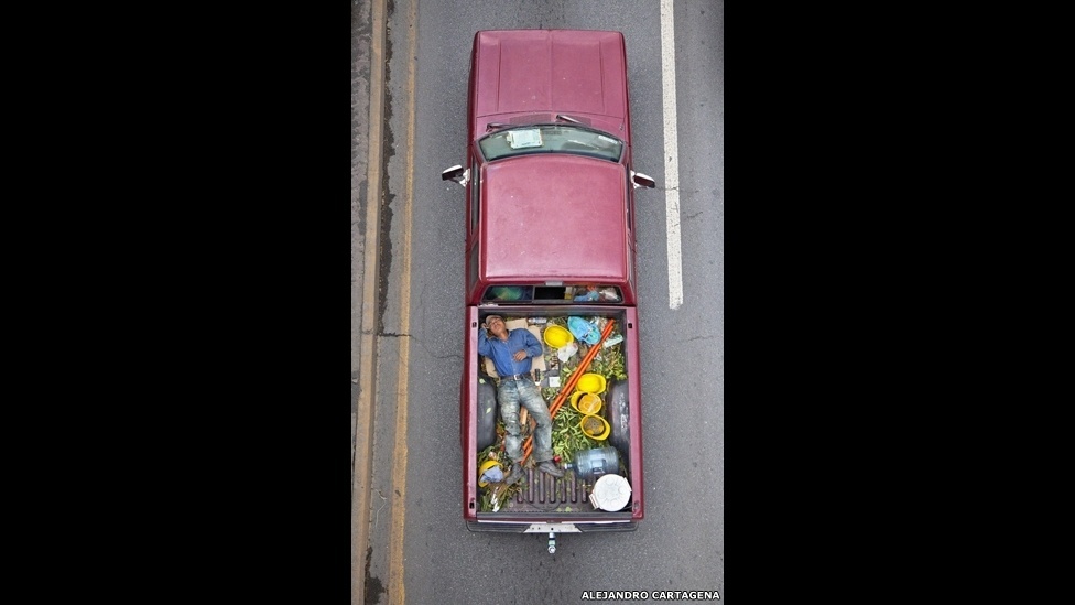 O projeto "Car Poolers" mostra trabalhadores dividindo caronas em caminhonetes, para ir para um bairro rico da Cidade do México. O fotógrafo Alejandro Cartagena iniciou o projeto para mostrar o impacto das periferias na paisagem e no comportamento dos moradores - Alejandro Cartagena/"The Car Poolers"