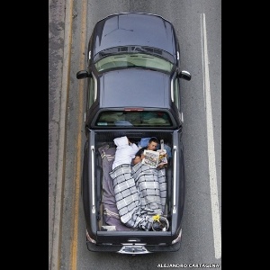 O projeto "Car Poolers" mostra trabalhadores dividindo caronas em caminhonetes, para ir para um bairro rico da Cidade do México. O fotógrafo Alejandro Cartagena iniciou o projeto para mostrar o impacto das periferias na paisagem e no comportamento dos moradores - Alejandro Cartagena/"The Car Poolers"