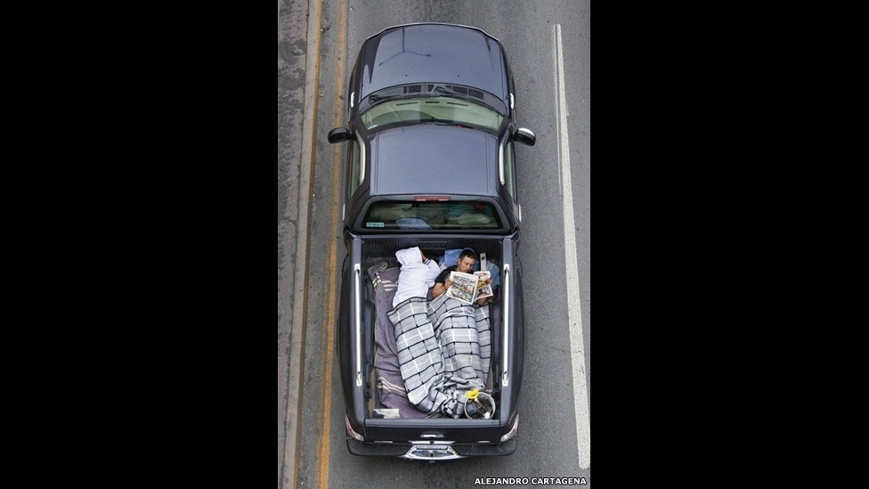 O projeto "Car Poolers" mostra trabalhadores dividindo caronas em caminhonetes, para ir para um bairro rico da Cidade do México. O fotógrafo Alejandro Cartagena iniciou o projeto para mostrar o impacto das periferias na paisagem e no comportamento dos moradores - Alejandro Cartagena/"The Car Poolers"