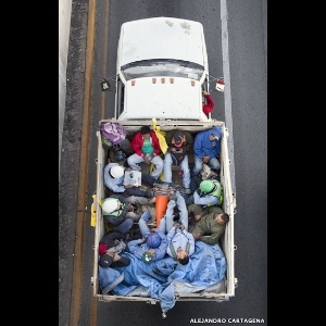 O projeto "Car Poolers" mostra trabalhadores dividindo caronas em caminhonetes, para ir para um bairro rico da Cidade do México. O fotógrafo Alejandro Cartagena iniciou o projeto para mostrar o impacto das periferias na paisagem e no comportamento dos moradores - Alejandro Cartagena/"The Car Poolers"