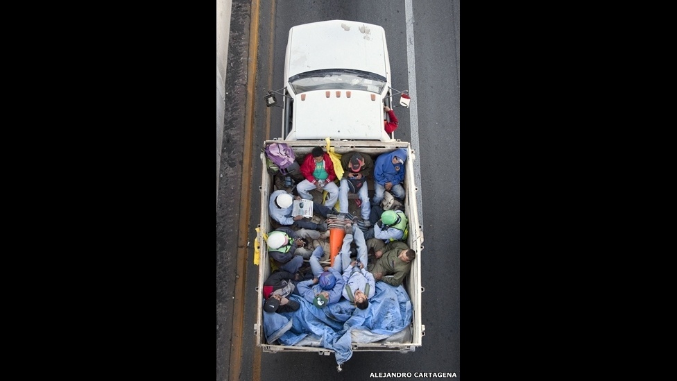 O projeto "Car Poolers" mostra trabalhadores dividindo caronas em caminhonetes, para ir para um bairro rico da Cidade do México. O fotógrafo Alejandro Cartagena iniciou o projeto para mostrar o impacto das periferias na paisagem e no comportamento dos moradores - Alejandro Cartagena/"The Car Poolers"