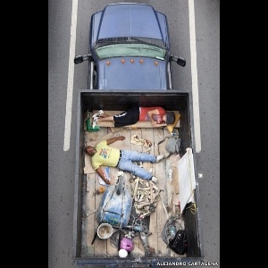 O projeto "Car Poolers" mostra trabalhadores dividindo caronas em caminhonetes, para ir para um bairro rico da Cidade do México. O fotógrafo Alejandro Cartagena iniciou o projeto para mostrar o impacto das periferias na paisagem e no comportamento dos moradores - Alejandro Cartagena/"The Car Poolers"