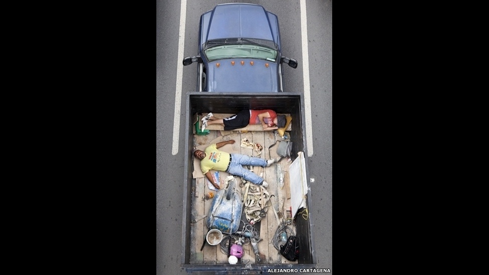 O projeto "Car Poolers" mostra trabalhadores dividindo caronas em caminhonetes, para ir para um bairro rico da Cidade do México. O fotógrafo Alejandro Cartagena iniciou o projeto para mostrar o impacto das periferias na paisagem e no comportamento dos moradores - Alejandro Cartagena/"The Car Poolers"