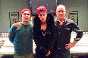 Foto publicada pelo produtor Douglas Romanow (dir.) mostra o cantor Justin Bieber no estúdio Noble Street, em Toronto, Canadá - Reprodução/Twitter/douglasromanow