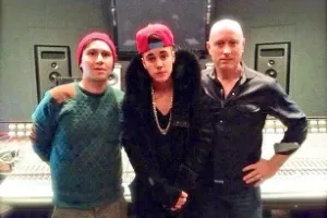 Foto publicada pelo produtor Douglas Romanow (dir.) mostra o cantor Justin Bieber no estúdio Noble Street, em Toronto, Canadá - Reprodução/Twitter/douglasromanow