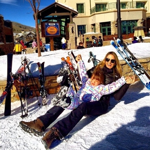3.jan.2014 - De férias nos Estados Unidos, Ticiane Pinheiro divulgou uma foto onde aparece se divertindo com a filha, Rafa Justus. "Primeira vez da Rafinha na neve, momento especial", escreveu a apresentadora