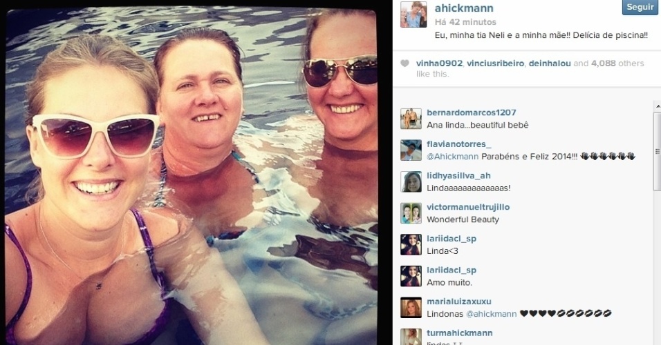 3.jan.2014 - Grávida. Ana Hickmann aproveitou o dia de calor para se refrescar na piscina acompanhada da tia (centro) e da mãe