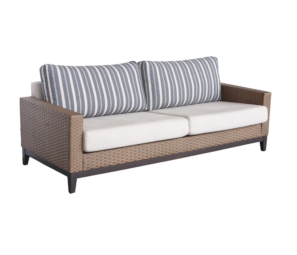 Com estrutura em madeira certificada e encosto em tecido 100% algodão listrado, o sofá Gaya tem braços e painel frontal revestidos em fibra sintética na cor marrom. A peça, com três lugares, mede 210 cm de largura e 83 cm de profundidade. À venda na Etna (www.etna.com.br) por R$ 2.399,90 - Divulgação