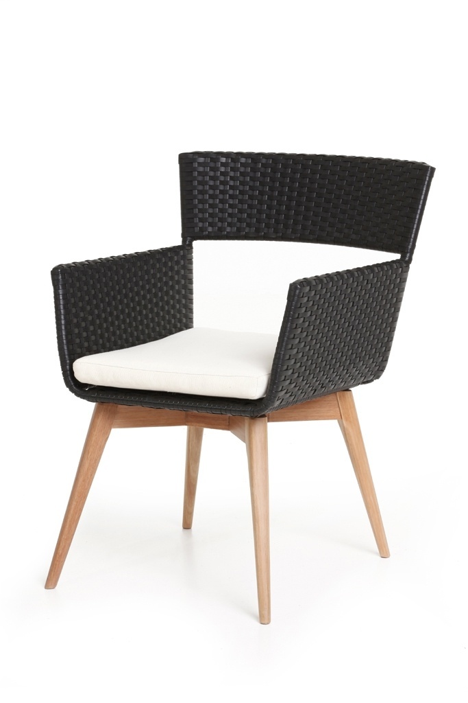 Com tramas feitas à mão, a cadeira Libra foi concebida para varandas gourmet. À venda por R$ 1.275 na Líder Interiores (www.liderinteriores.com.br) - Divulgação