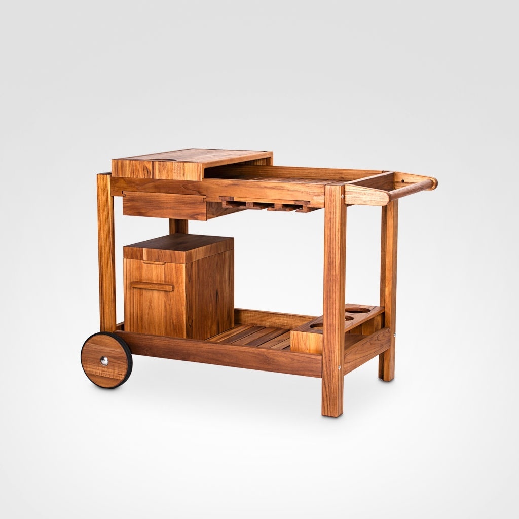 Esse carrinho de serviços, todo confeccionado em madeira teca, conta com tábua de churrasco móvel, gaveta, porta taças, porta garrafas e um isopor para gelo/cerveja. As duas rodas facilitam o transporte. À venda por R$ 3.557 na Teakstore (www.teakstore.com.br) - Divulgação