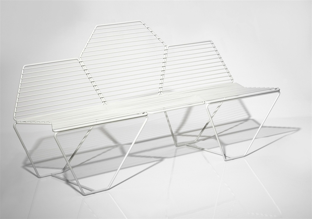 Geométrico, o banco com três lugares Casamania é produzido em aço galvanizado pintado. Com 1,72 m de largura, o móvel adequado para uso interno ou externo, está à venda na Benedixt (www.benedixt.com.br) por R$ 7.933 - Divulgação