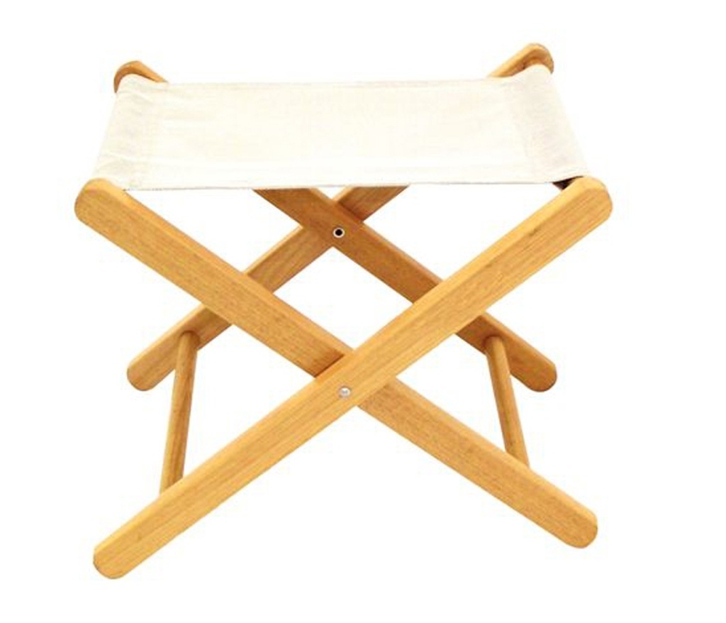 Indicado para ambientes sujeitos às intempéries, o banco dobrável Itaparica tem estrutura em madeira maciça jatobá e acabamento com verniz à base de água. Com 45 cm (largura) x 35,5 (altura), pode ser encontrado na Etna (www.etna.com.br) por R$ 59,90 - Divulgação