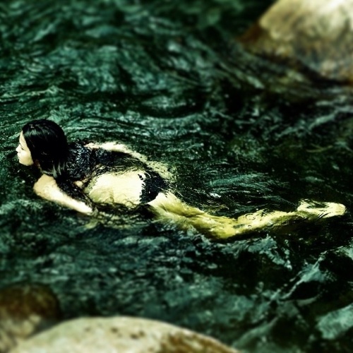4.jan.2013 - A atriz Nanda Costa espantou o calor com um refrescante banho de cachoeira em sua cidade natal, Paraty, no litoral do Rio