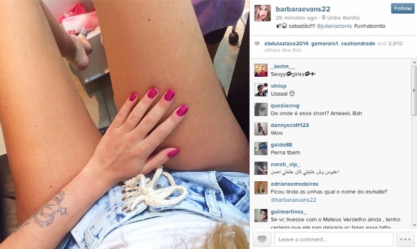 4.jan.2014 - Barbara Evans mostra as unhas, mas seguidores reparam na tatuagem que está sendo apagada