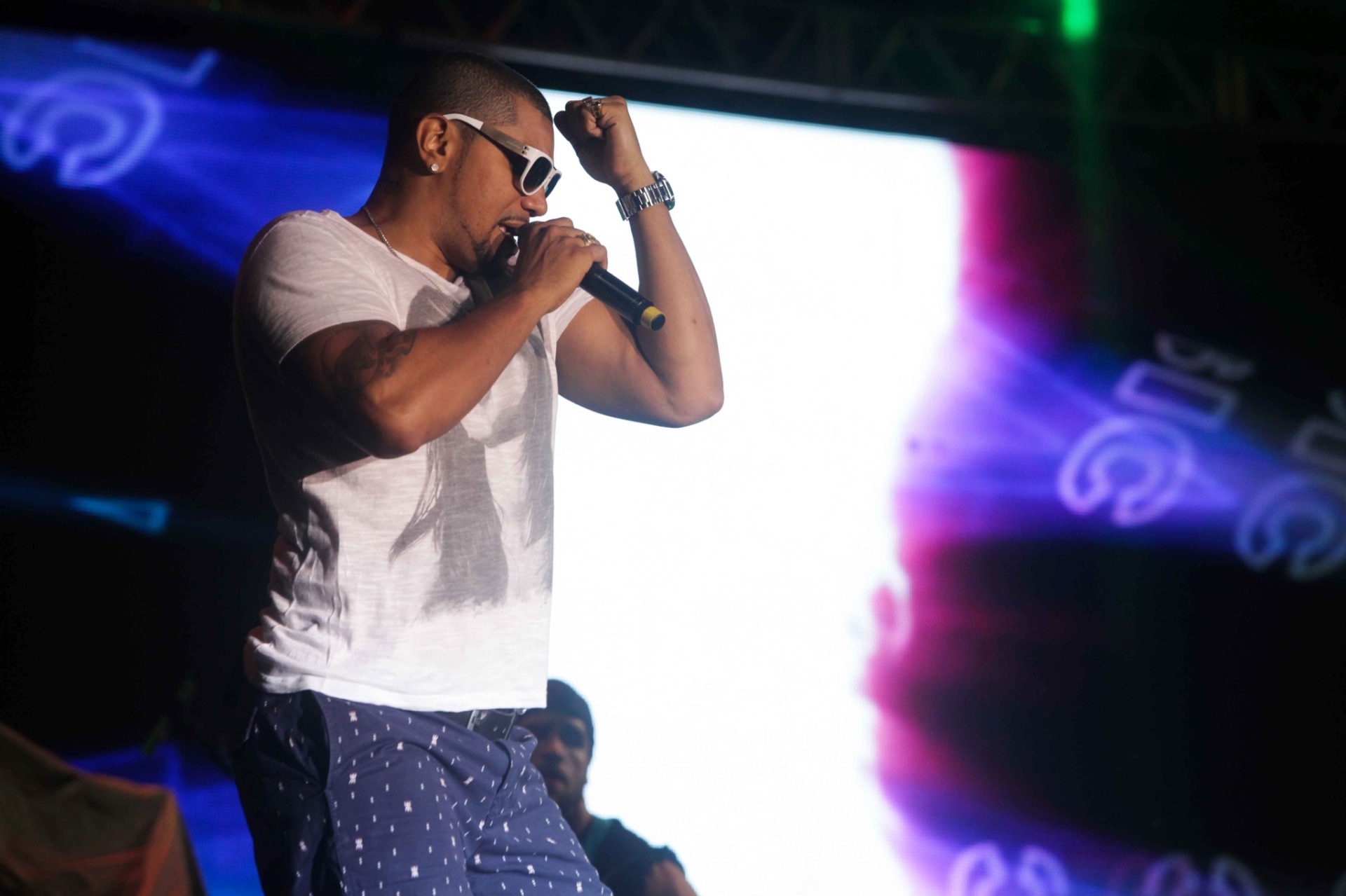 4.jan.2014 - O cantor Naldo Benny se apresenta no Verão Show Guarujá, no litoral de São Paulo. Além do funkeiro, o evento teve também no sábado as apresentações de Buchecha e Ivete Sangalo - Leo Franco / AgNews