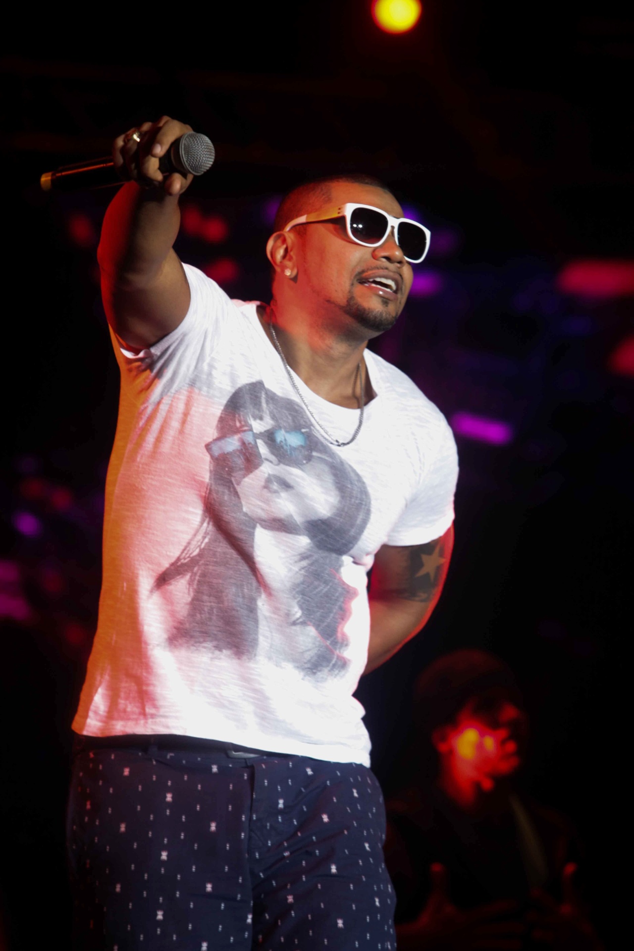 4.jan.2014 - O cantor Naldo Benny se apresenta no Verão Show Guarujá, no litoral de São Paulo. Além do funkeiro, o evento teve também no sábado as apresentações de Buchecha e Ivete Sangalo - Leo Franco / AgNews