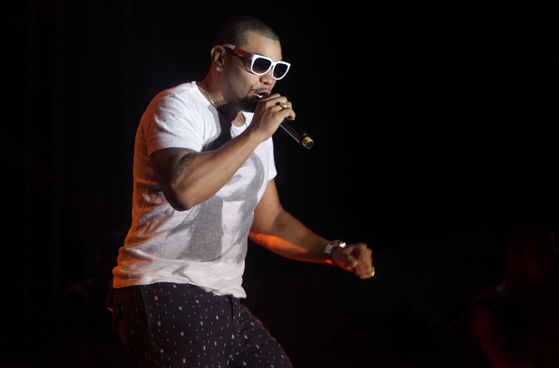 4.jan.2014 - O cantor Naldo Benny se apresenta no Verão Show Guarujá, no litoral de São Paulo. Além do funkeiro, o evento teve também no sábado as apresentações de Buchecha e Ivete Sangalo - Leo Franco / AgNews