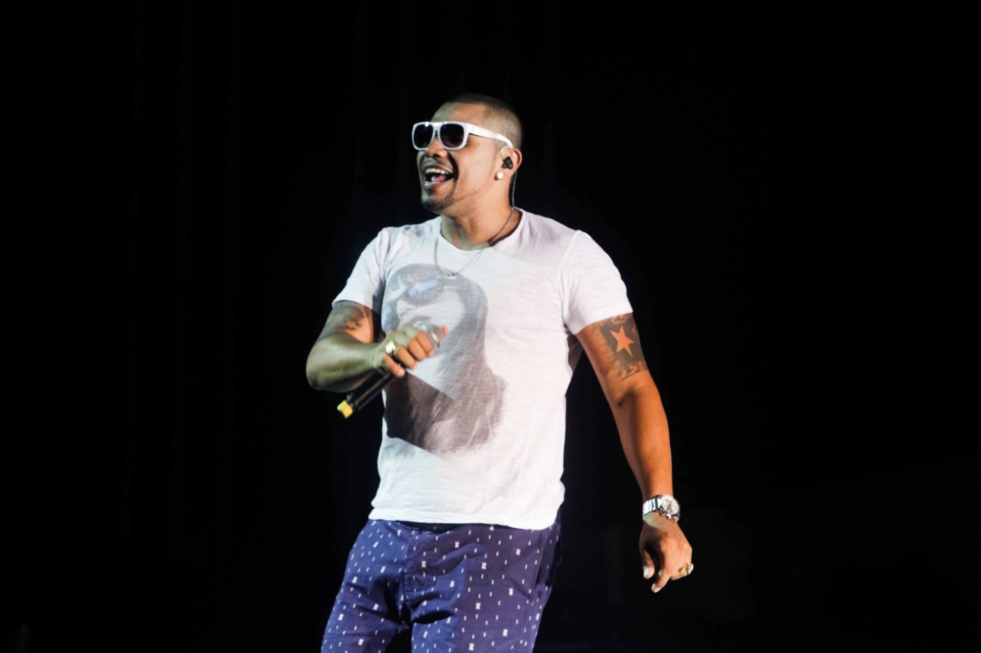 4.jan.2014 - O cantor Naldo Benny se apresenta no Verão Show Guarujá, no litoral de São Paulo. Além do funkeiro, o evento teve também no sábado as apresentações de Buchecha e Ivete Sangalo - Leo Franco / AgNews