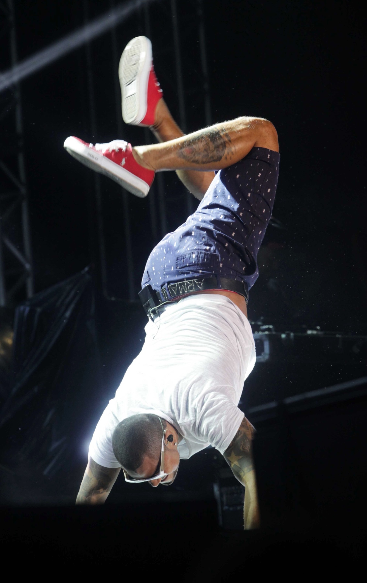 4.jan.2014 - O cantor Naldo Benny se apresenta no Verão Show Guarujá, no litoral de São Paulo. O funkeiro mostrou sua agilidade durante a apresentação - Leo Franco / AgNews