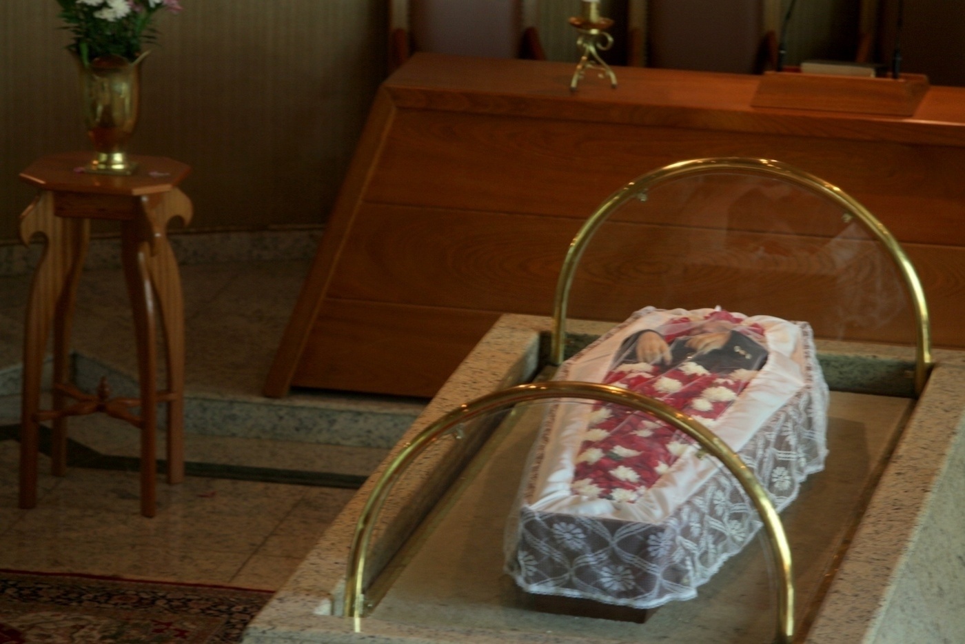 5.jan.2014 - Corpo do cantor Nelson Ned é velado no cemitério Horto da Paz, em Itapecerica da Serra, na Grande São Paulo - Francisco Cepeda e Leo Franco/AgNews