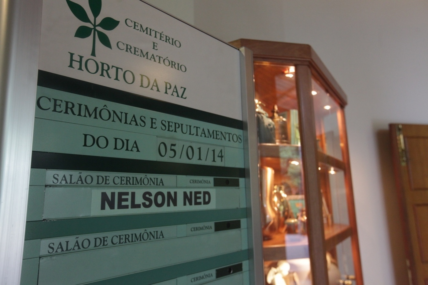 5.jan.2014 - Corpo do cantor Nelson Ned é velado no cemitério Horto da Paz, em Itapecerica da Serra, na Grande São Paulo - Francisco Cepeda e Leo Franco/AgNews