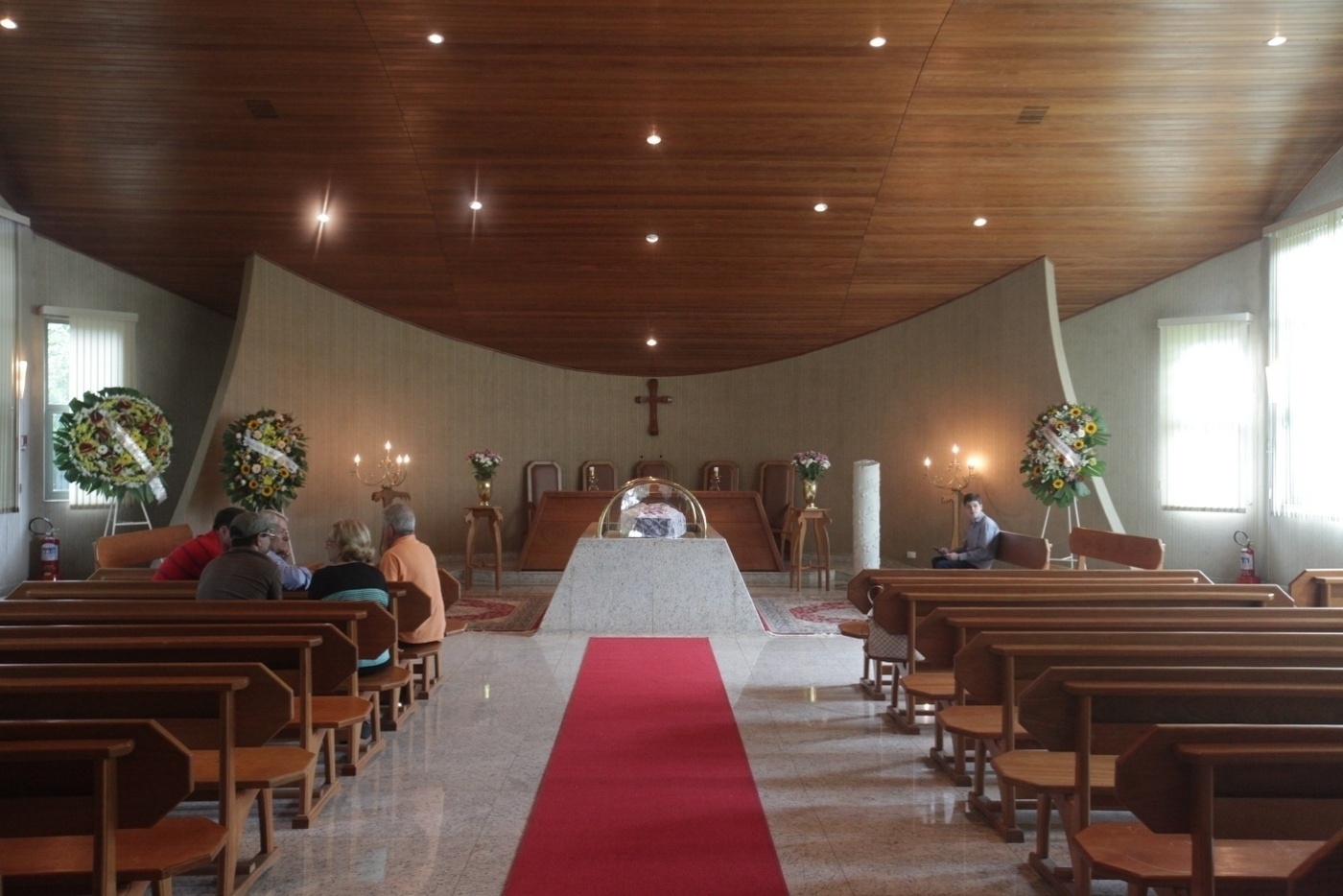 5.jan.2014 - Corpo do cantor Nelson Ned é velado no cemitério Horto da Paz, em Itapecerica da Serra, na Grande São Paulo - Francisco Cepeda e Leo Franco/AgNews