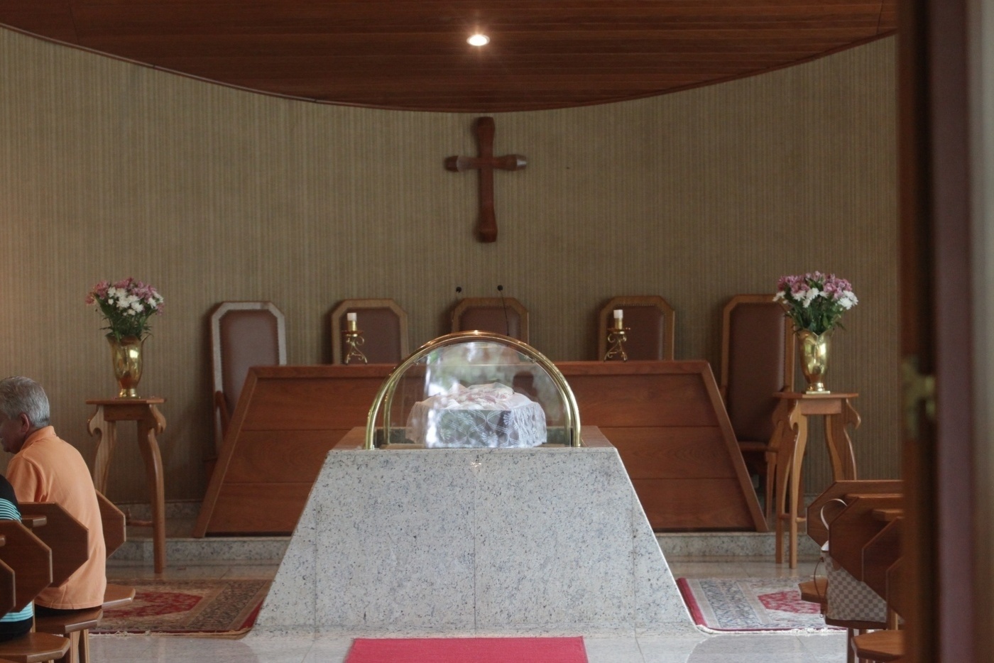 5.jan.2014 - Corpo do cantor Nelson Ned é velado no cemitério Horto da Paz, em Itapecerica da Serra, na Grande São Paulo - Francisco Cepeda e Leo Franco/AgNews