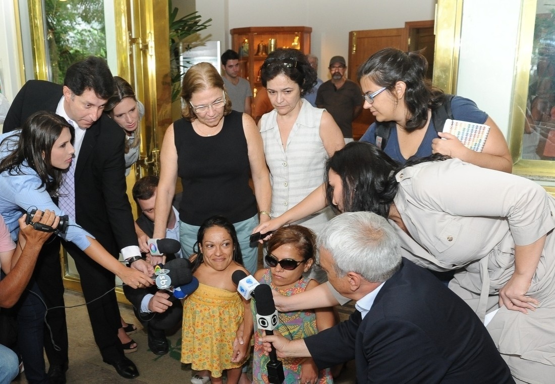 5.jan.2014 - Veronica (esq.) e Monalisa, filhas de Nelson Ned falam com a imprensa no velório do cantor, no cemitério Horto da Paz, em Itapecerica da Serra, na Grande São Paulo - Francisco Cepeda e Leo Franco/AgNews