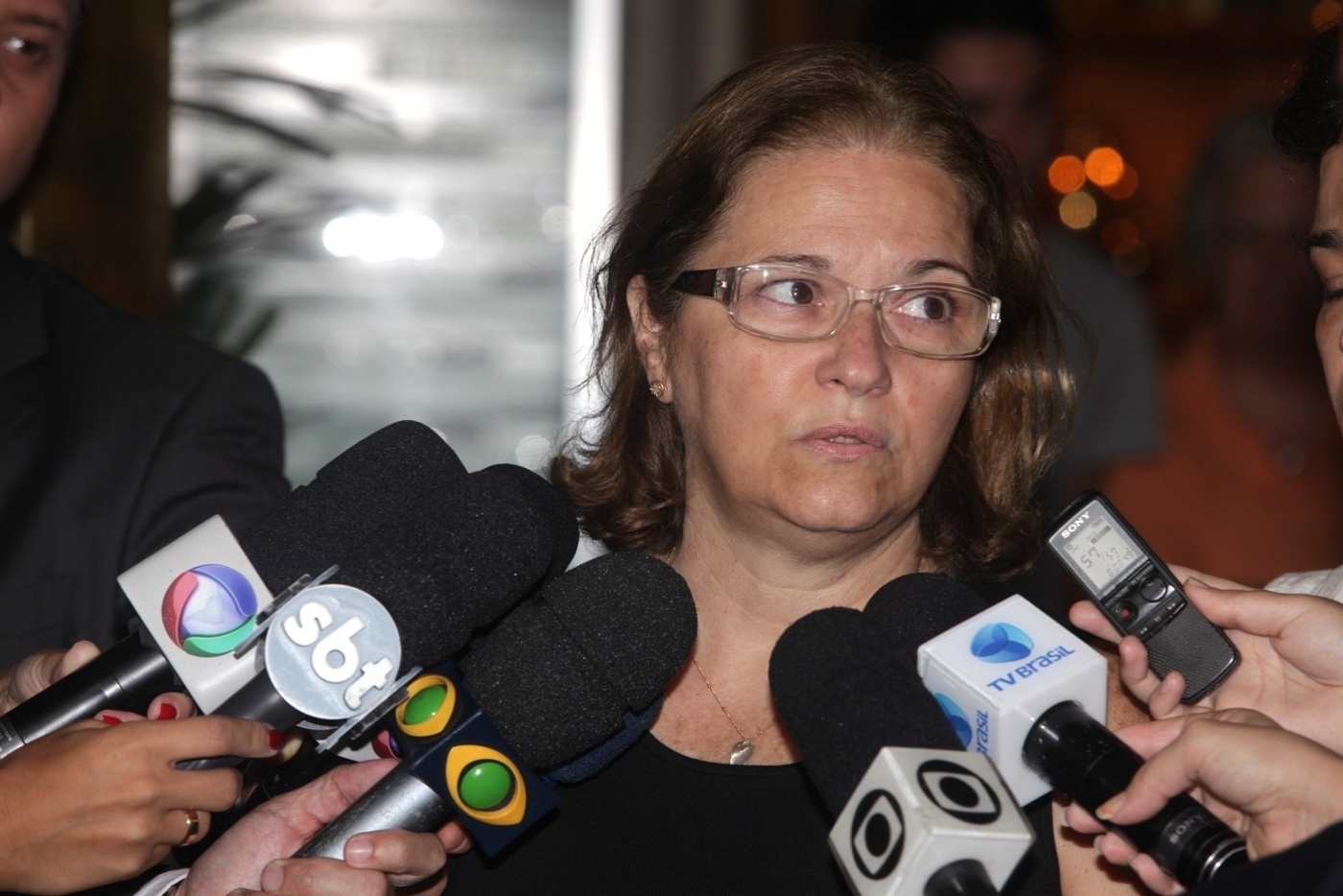 5.jan.2014 - Neuma Nogueira, irmã do cantor Nelson Ned, fala com a imprensa durante o velório do músico, no cemitério Horto da Paz, em Itapecerica da Serra, na Grande São Paulo - Francisco Cepeda e Leo Franco/AgNews