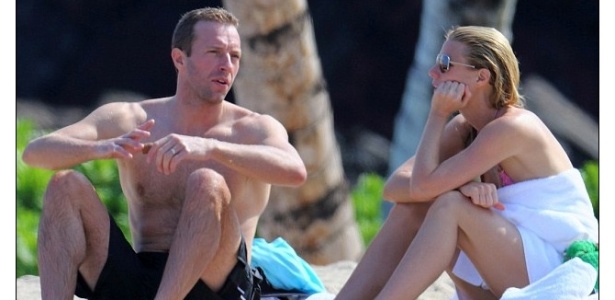 5.jan.2014 - Chris Martin e Gwyneth Paltrow são fotografados juntos na praia