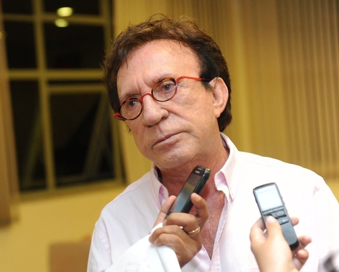 5.jan.2014 - O cantor e apresentador Moacyr Franco vai ao velório de Nelson Ned no cemitério Horto da Paz, em Itapecerica da Serra, na Grande São Paulo - Francisco Cepeda e Leo Franco/AgNews