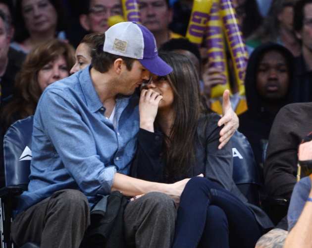 3.jan.2014 - "Câmera do beijo" pega Ashton Kutcher e Mila Kunis no jogo do Lakers em LA