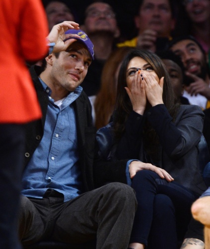 3.jan.2014 - "Câmera do beijo" pega Ashton Kutcher e Mila Kunis no jogo do Lakers em LA
