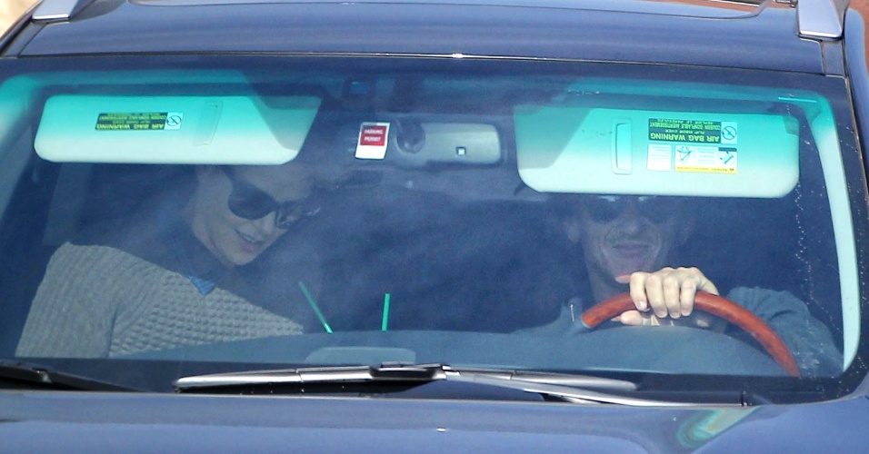 4.jan.2014 - Os atores Sean Penn e Charlize Theron são fotografados juntos novamente. Dessa vez eles foram vistos comprando café em Los Angeles